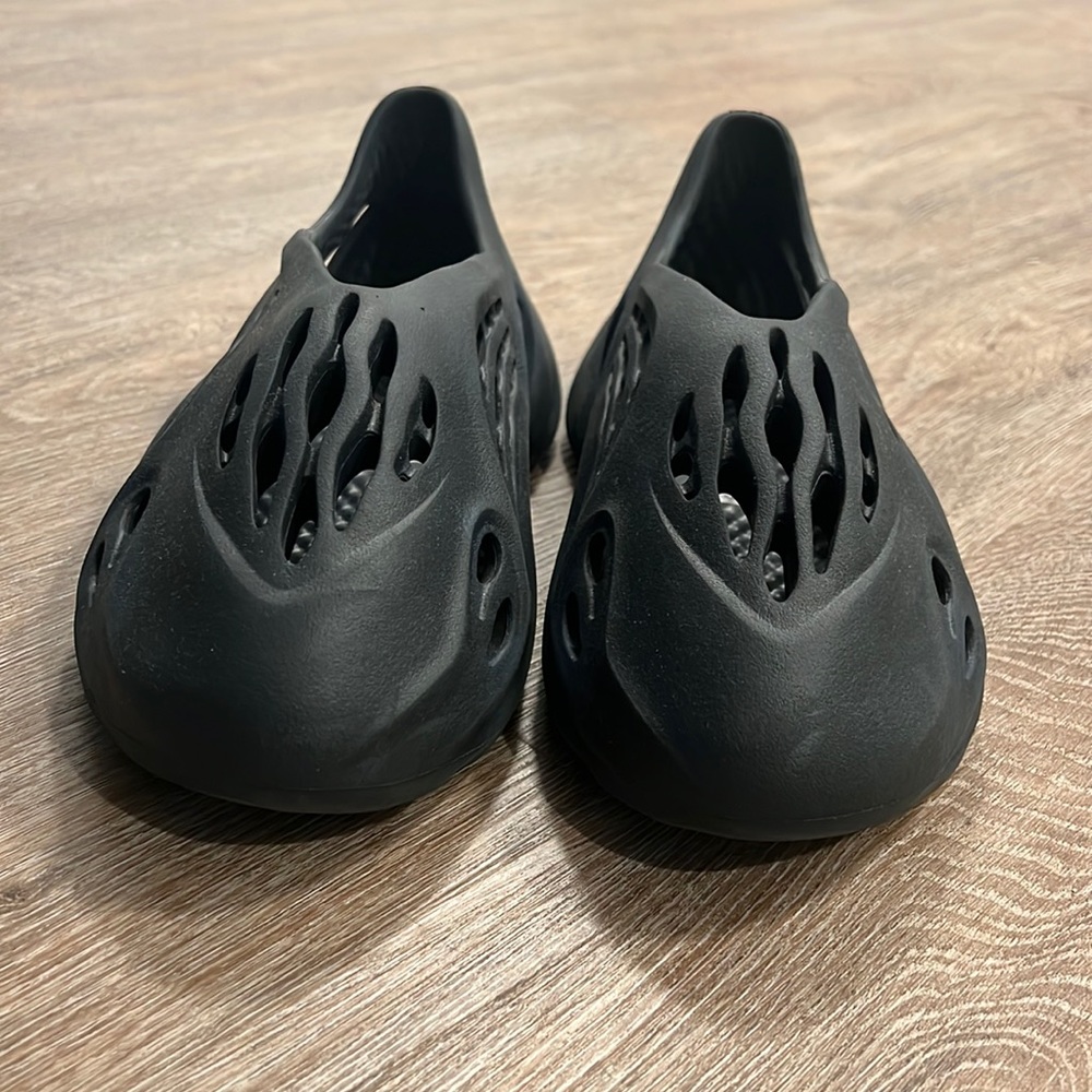 Blue Yeezy foam runners only worn twice still in good condition